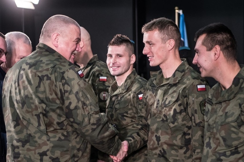 Sportowcy w żołnierskich mundurach spotkali się w Lesznie,...