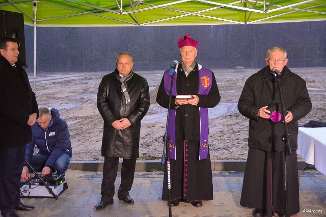 W uroczystości brali udział (od lewej) Robert Kowalczyk, ksiądz biskup Adam Odzimek i ksiądz dziekan Stanisław Bujnowski.