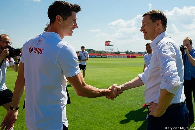 Premier Mateusz Morawiecki kolejny raz przed wielką imprezą odwiedza na zgrupowaniu reprezentacje Polski.