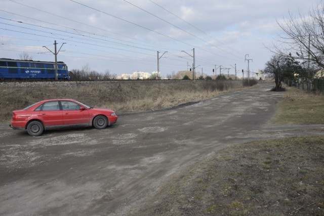 Pełen dziur odcinek ulicy Biesak w Kielcach, który biegnie wzdłuż torów kolejowych, zostanie wyremontowany do 10 kwietnia.