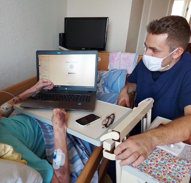 Brat Krzysztof łączy pacjenta z rodziną. Wie, jak bardzo to jest ważne dla obu stron.