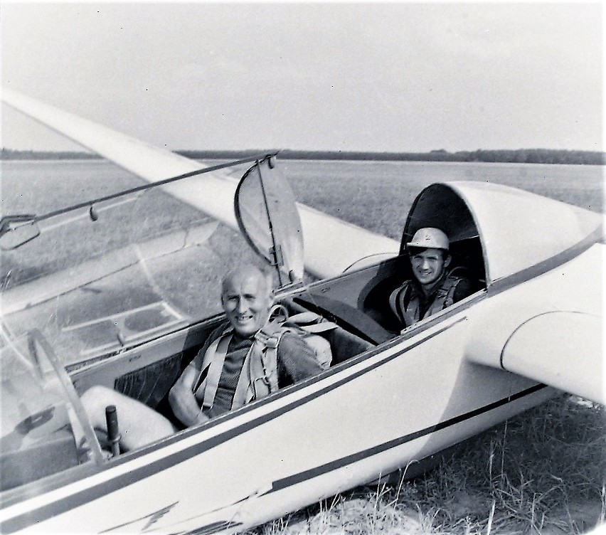 Lato 1972 r., dwumiejscowy „Bocian” z kierownikiem Aeroklubu...