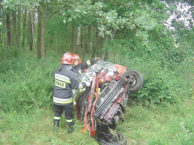 Seat Ibiza został dosłownie sprasowany, po uderzeniu w ciężarowego mercedesa. Strażacy musieli rozcinać auto, żeby wydobyć ciało kierowcy.