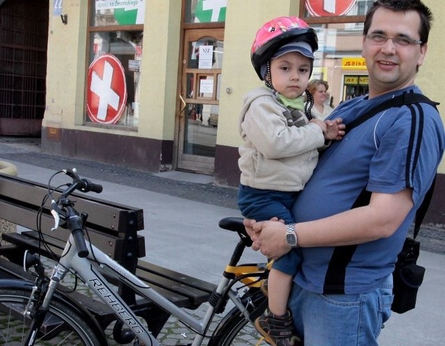 - OC na rower jest trochę bez sensu, bo jakie szkody może zrobić prawidłowo jadący rowerzysta? Ubezpieczenie NNW jest jednak bardzo potrzebne, zwłaszcza jeśli jeździ się z dzieckiem &#8211; mówi nam pan Krzysztof z Radomia, który jeździ rowerem wraz z synkiem Szymonkiem.