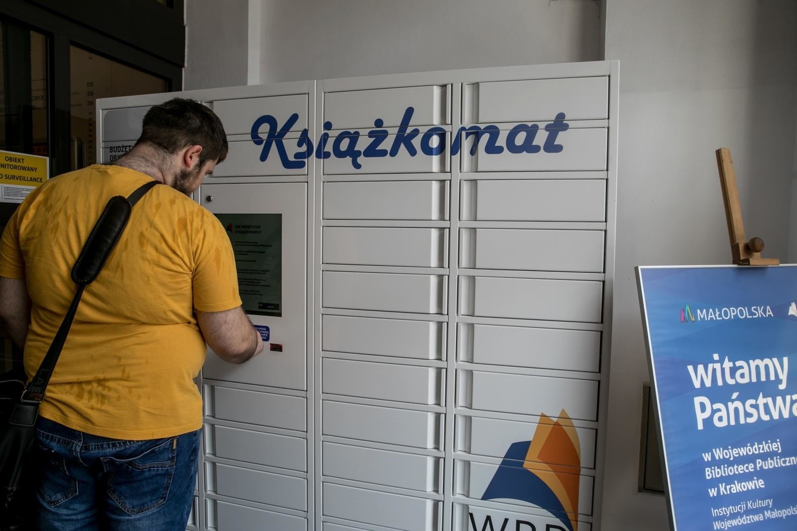 Kolejki do książkomatu na Rajskiej. Na zamówienie trzeba czekać trzy dni,  chociaż wypożyczalnie świecą pustkami | Gazeta Krakowska