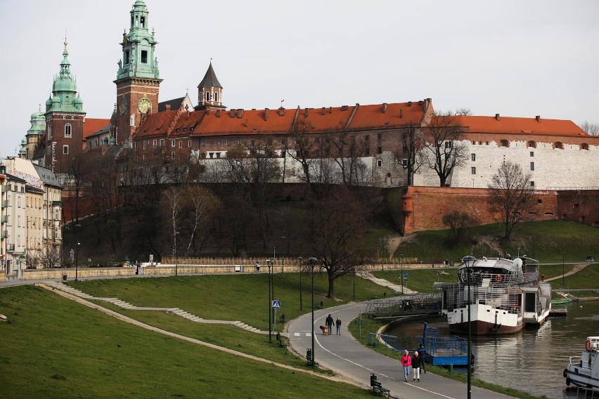 Nietypowa interwencja strażników. Dwie rusałki z Warszawy wskoczyły do Wisły w pobliżu Wawelu