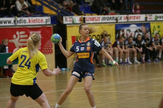 Izabela Kaźmiruk (z piłką) przesądziła o piątkowym zwycięstwie Korony Handball.
