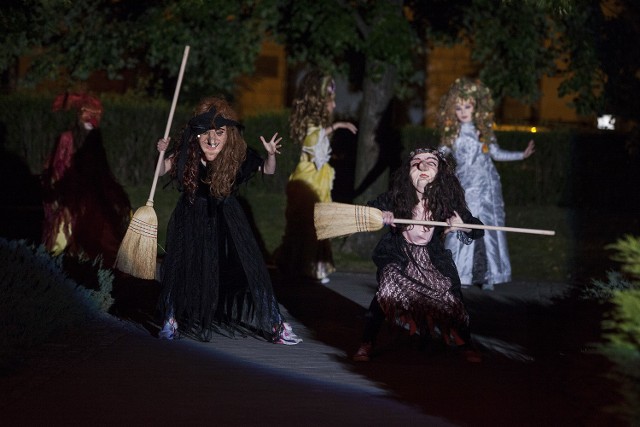 Widzom bardzo podobała się ta część widowiska, w której pojawiły się... "czarownice&#8221; z miotłami.