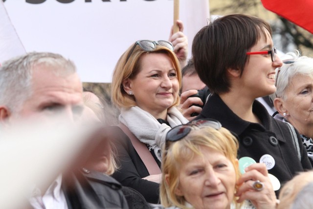 Barbara Zdrojewska na manifestacji w obronie demokracji na pl. Solnym w grudniu 2015 r.