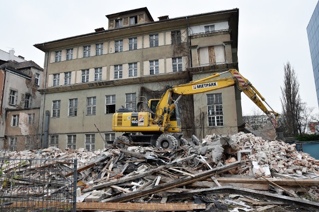 Budynek znajdował się na tyłach gmachu, w którym niegdyś mieściła się siedziba banku PKO, a który obecnie jest własnością firmy Itaka. Biuro podróży planuje stworzyć w tym miejscu swoją nową siedzibę. W oficynie był niewielki budynek. Rozbiórka odbyła się pod koniec minionego tygodnia. Teraz w jego miejscu jest sterta gruzu oraz elementów budynku. W najbliższych dniach na miejscu prowadzone będą roboty porządkowe.Prace przeprowadzono na zlecenie ratusza. Katarzyna Oborska-Marciniak, rzecznik urzędu, informuje, że stan budynku był zły, a rozbiórka jest elementem prac porządkowych prowadzonych w rejonie podwórek ul. Krakowskiej. Na razie nie wiadomo, czy coś może powstać w jego miejsce.