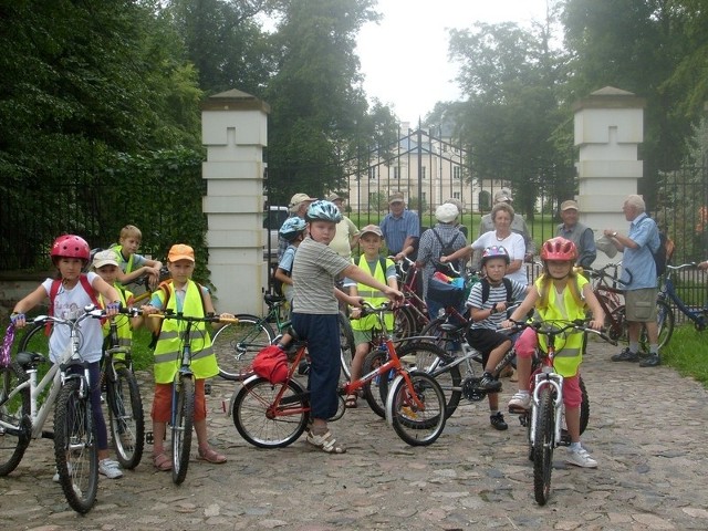 Jednym z przystanków w czasie rajdu rowerowego był pałac w Suchej.