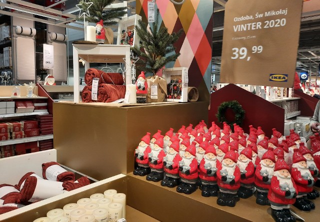 Ozdoby świąteczne, do dekoracji domu w ofercie IKEA na 2020 r.Zdjęcia wykonano 5.11 w sklepie IKEA w Katowicach.Zobacz kolejne zdjęcia. Przesuwaj zdjęcia w prawo - naciśnij strzałkę lub przycisk NASTĘPNE