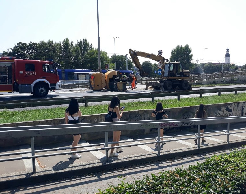 Wypadek koparki przy moście Grunwaldzkim we Wrocławiu