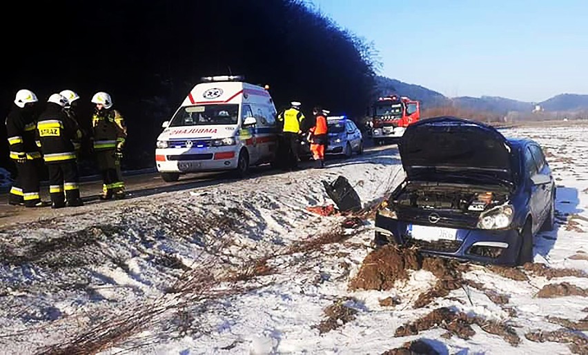 Trudno było jechać krajówką przez Witowice. Jedno auto na barierkach drugie w polu