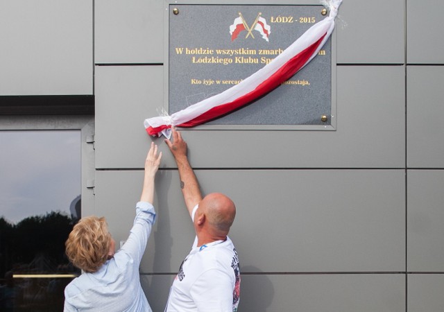 Odsłonięcie tablicy pamiątkowej na stadionie przy al. Unii