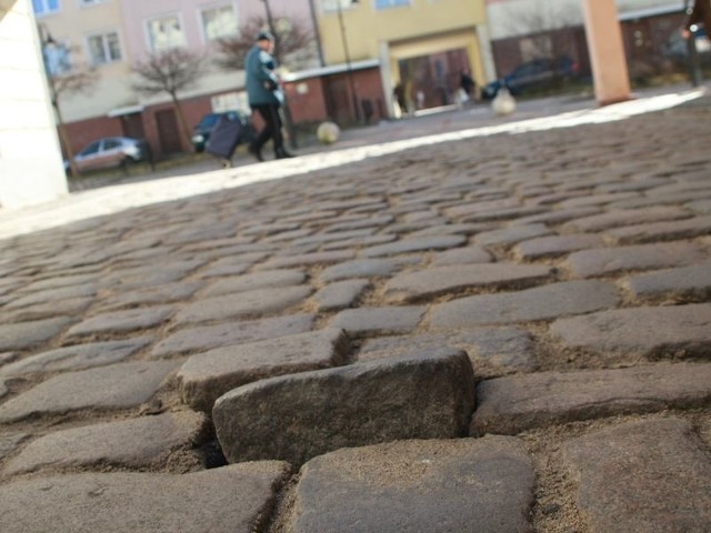 Drogowcy w najbliższym czasie uzupełnią dziury i wbiją kostki brukowe na ulicy Waryńskiego. 