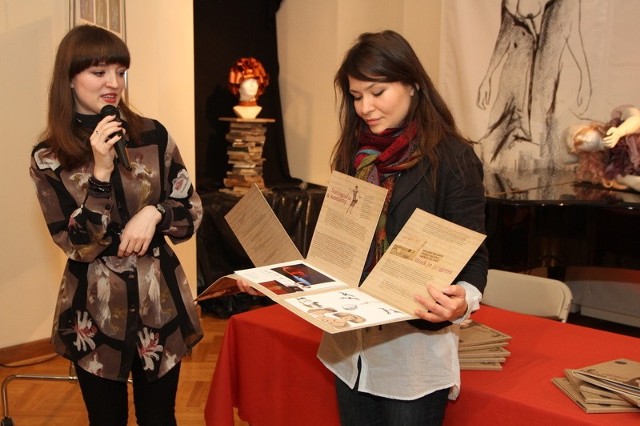 Daria Maroń, kurator wystawy prezentuje katalog poświęcony  twórczości Malwiny Chabockiej.