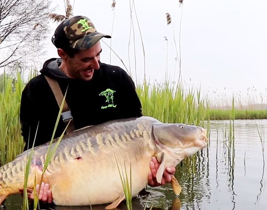 Grzegorz Janicki ze swoim gigantycznym karpiem. Waży 33 kg....