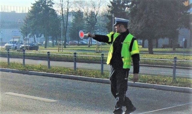 Policjanci z Oświęcimia zatrzymali pijanego kierowcę powiatu chrzanowskiego, który wiózł rodzinę na zakupy