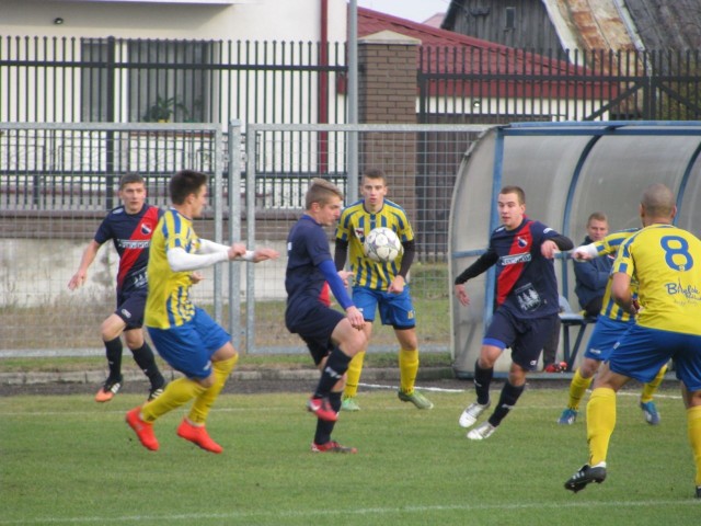 Tur Bielsk Podlaski (na żółto-niebiesko) w Grajewie wygrał 4:0 z Warmią.