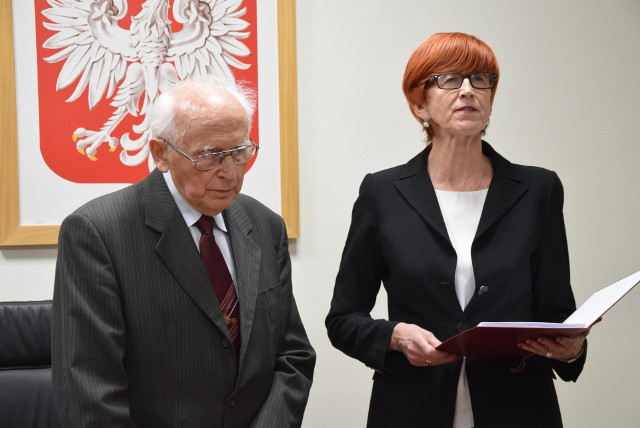 Zielona Góra, 27 lutego 2020. Wręczenie medalu Walerianowi Piotrowskiemu przez Elżbietę Rafalską.