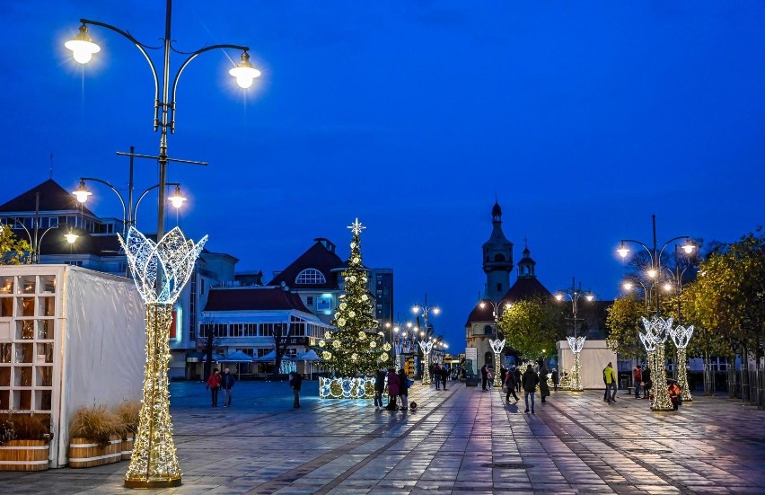 Iluminacje świąteczne w Sopocie. W różnych częściach miasta...