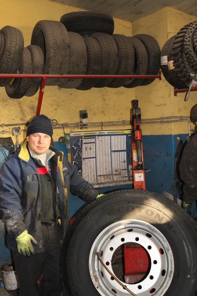 - Ci kierowcy ciężarówek, którzy jeżdżą na oponach zimowych bardzo je sobie chwalą &#8211; twierdzi Włodzimierz Skowron z serwisu wulkanizacyjnego Intersko w Kielcach.