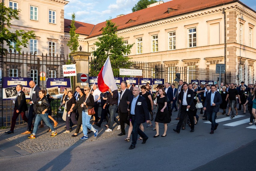 Łańcuch Światła w Warszawie [ZDJĘCIA] Demonstracja przed Pałacem Prezydenckim i marsz przed Sejm