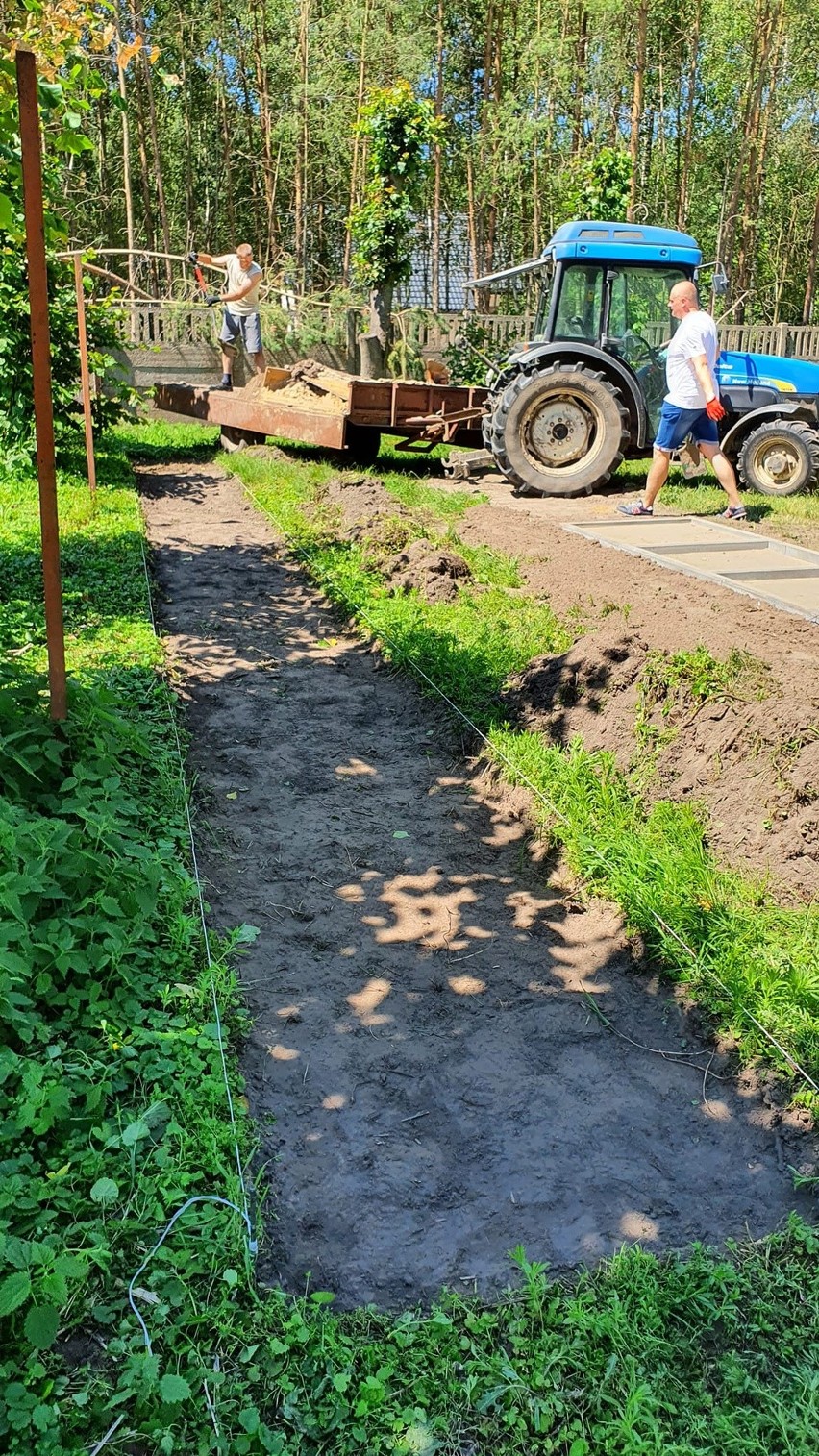 Ruszyła budowa ogrodu sensorycznego w Adamowie w gminie Promna. Rękawy zakasali rodzice uczniów szkół specjalnych 