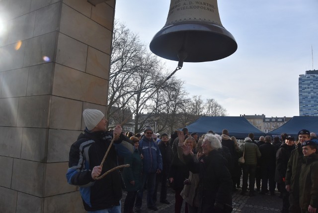 Uderzenie w Dzwon Pokoju, który jest na placu Grunwaldzkim, to stały element Dnia Pamięci i Pojednania.