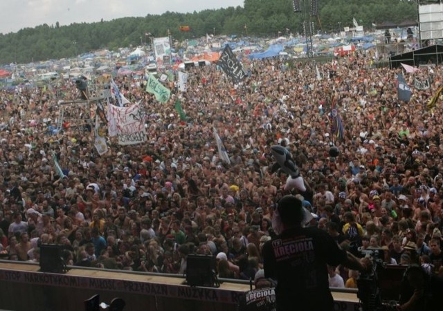 A taki widok roztacza się przed artystami, występującymi na dużej scenie Przystanku Woodstock 2013.