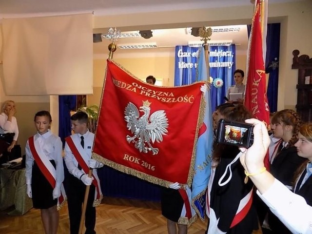 Uczniowie Publicznej Szkoły Podstawowej w Babinie otrzymali nowy sztandar z rąk dyrektor Danuty Marszałek.