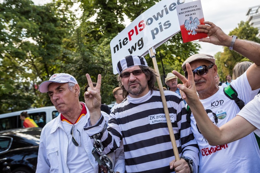 Protest przed Sejmem ws. zmian w sądownictwie [ZDJĘCIA] Demonstracja KOD i Obywateli RP w Warszawie