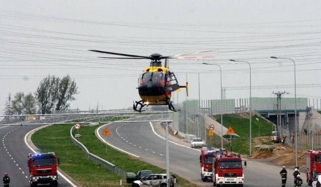 598 lotów zanotowało w 2018 roku łódzkie pogotowie lotnicze. To jedna z najczęściej latających jednostek w całej Polsce, które pracują w godzinach od 7 do 20. Więcej razy w powietrze wznosiło się tylko pogotowie lotnicze ze Szczecina. Śmigłowce LPR latały 11 395 razy, co daje rekordową liczbę lotów w historii. Czytaj na kolejnym slajdzie 