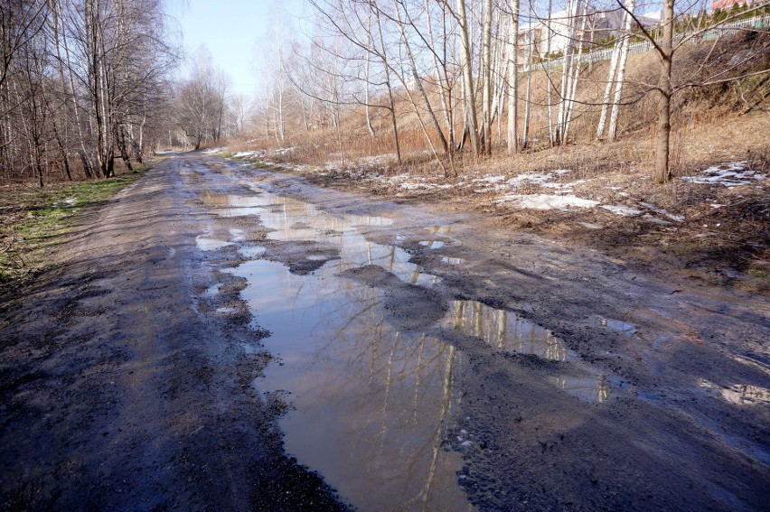 Do szkoły po błocie, na pociąg – slalomem między dziurami. Mieszkańcy Węglina i Czubów chcą zmian na drogach 