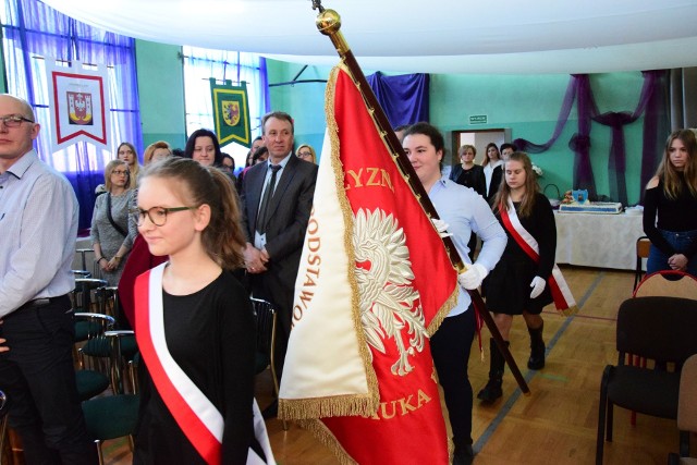 W minioną niedzielę społeczność Szkoły Podstawowej im. Jana z Ludziska w Ludzisku świętowała jubileusz 170-lecia wzniesienia budynku placówki oraz 60-lecie nadania imienia patrona. Wielkie wrażenie na przybyłych zrobił film, w którym absolwenci wspominali stare, dobre szkolne czasy. Wiele ciepłych słów padło pod adresem Marii Wrzecionowej, która kierowała szkołą od 1946 do 1968 roku.Najstarsze wzmianki o istnieniu szkoły w Ludzisku pochodzą z 1763 roku. Była to placówka parafialna, która obejmowała również dzieci z Markowic. Badacze losów Jana z Ludziska (patrona szkoły) przekonują jednak, że także on w połowie XV wieku pobierał nauki w swojej miejscowości. W 1848 roku postawiono budynek szkoły w Ludzisku. Gmach został rozbudowany w latach 1957/58. Rolnicy zobowiązali się nawet do opodatkowania na rzecz rozbudowy (50 zł od ha). Pracowali też w czynie społecznym. 21 listopada 1957 roku szkoła przyjęła imię Jana z Ludziska. W latach 1965-1966, znowu dzięki mieszkańcom, szkoła wzbogaciła się o nowy pawilon. Kolejna rozbudowa szkoły nastąpiła w latach 1995-1997. Budynek, który wzniesiono 170 lat temu, jest dziś w rękach prywatnych. Wnętrza nowej szkoły - co mocno podkreślają absolwenci - prezentują się wspaniale. Dodają, że wiejska szkoła w Ludzisku jest tak wyposażona, że śmiało może pod tym względem rywalizować z miejskimi placówkami.