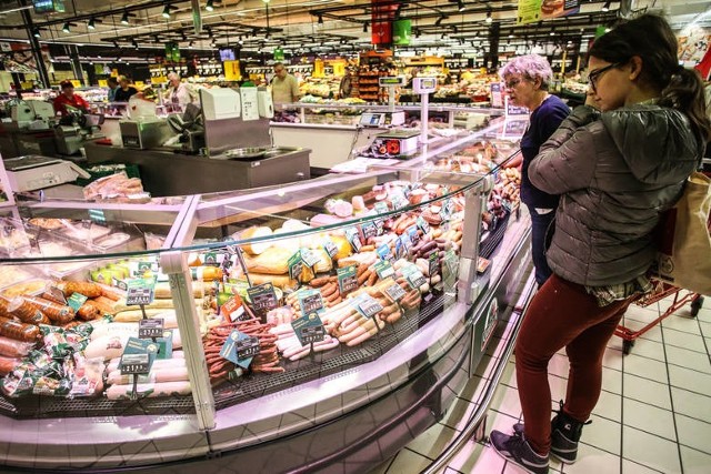 Zakaz handlu w niedziele zostanie zniesiony? Tego chce Platforma Obywatelska. Posłowie tej partii zapowiadają złożenie do Sejmu projektu ustawy likwidującej zakaz handlu w niedzielę.