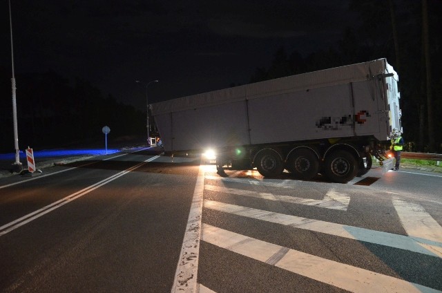 Kierujący ciężarowym Dafem skręcił na S3 wbrew  przepisom i zablokował ruch. Ze względu na rażące naruszenie prawa i stworzenie zagrożenia bezpieczeństwa w ruchu drogowym policjanci skierowali sprawę do sądu. Zatrzymali także kierującemu prawo jazdy. Tuż przed godz. 1.00 w nocy z 7 na 8 czerwca dyżurny Komendy Miejskiej Policji w Zielonej Górze otrzymał informację o ciężarówce, która na drodze krajowej nr 3 w okolicy stacji benzynowej na wysokości Zielona Góra - Racula stoi w poprzek drogi. Ciężarówka zablokowała przejazd i tamuje ruch, stwarzając zagrożenie bezpieczeństwa dla innych kierujących. Na miejsce natychmiast pojechał patrol ruchu drogowego, aby wyjaśnić jak do tego doszło.Policjanci ustalili, że kierujący ciężarowym Dafem z naczepą 34-letni mieszkaniec Wrocławia, chciał wyjechać z terenu stacji benzynowej w lewą stronę, bagatelizując obowiązujący nakaz jazdy w prawo.  Ponadto w trakcie tego manewru doszło do wyczepienia się naczepy i pojazd zatrzymał się w poprzek drogi, stwarzając zagrożenie bezpieczeństwa dla innych kierujących poruszających się drogą krajową nr 3. 34-kierujący zapytany przez policjantów o to, dlaczego zignorował obowiązujące znaki i wykonał tak niebezpieczny manewr na drodze ekspresowej oświadczył, że była to jego głupota spowodowana pośpiechem. Ze względu na rażące naruszenie przepisów, stworzenie zagrożenia bezpieczeństwa w ruchu drogowym, bagatelizowanie znaków i zasad oraz wykonanie niebezpiecznego manewru, poprzez który zablokowana została droga ekspresowa policjanci odstąpili od ukarania kierującego mandatem karnym i skierowali wniosek o jego ukaranie do Sądu Rejonowego w Zielonej Górze, jednocześnie zatrzymując mu prawo jazdy.   Zobacz też wideo: Wypadek na S3 koło Zielonej Góry. Spłonęły dwie cieżarówki[wideo_iframe]http://get.x-link.pl/b4f591fe-470d-8c86-5814-97c2f0c4d2e9,3fce2027-9f03-e870-ab1a-b5fd9014fe0f,embed.html[/wideo_iframe]Przeczytaj też: Dojazd nad morze trasą S3. Jak ominąć korki? [MAPA]