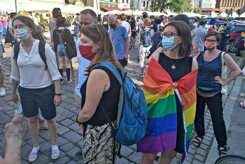 Manifestacje poparcia dla społeczności LGBT odbywają się w...