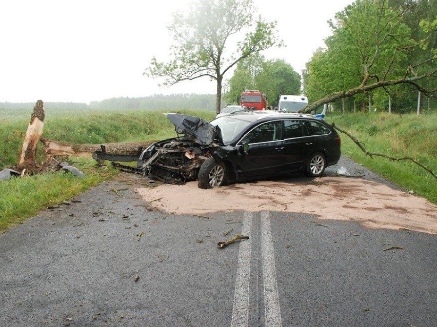 Wypadek na drodze Człuchów - Polnica pod Kiełpinkiem 25.05.2022. Samochód uderzył w drzewo, które złamało się i spadło na pojazd 