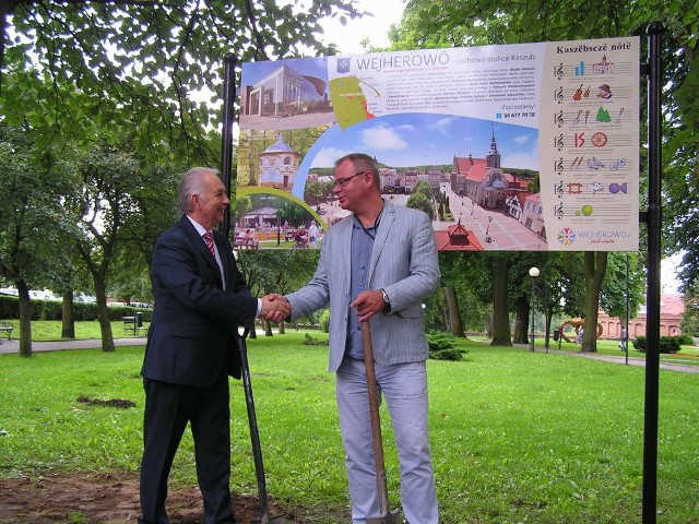 Bogdan Tokłowicz, zastępca prezydenta Wejherowa ds. polityki społecznej (z lewej) wkopał tablicę wspólnie z Mariuszem Kędzierskim, burmistrzem Chełmna.
