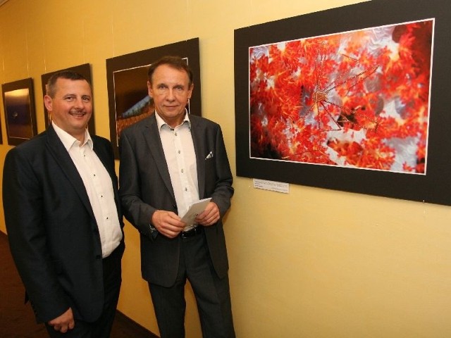 Artur Polakowski (z lewej) i Andrzej Witczak podczas otwarcia wystawy dokumentującej ich podwodne podróże. 