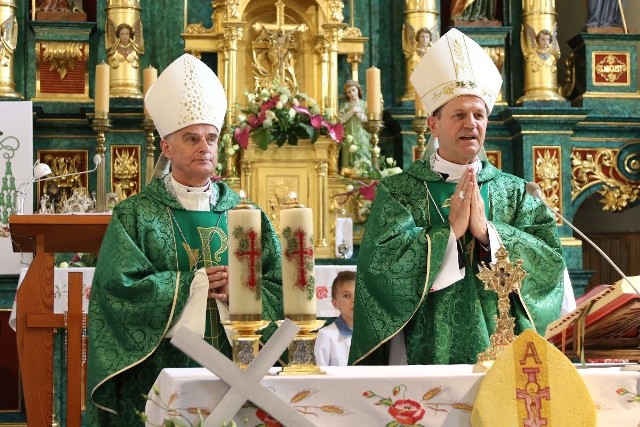 Arcybiskup metropolita białostocki Tadeusz Wojda (z prawej) oraz biskup pomocniczy kielecki Marian Florczyk.