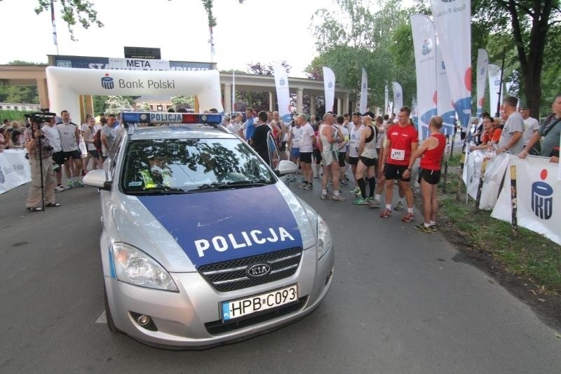 Nocny Wrocław Półmaraton 2013 odwołany! Tłum spontanicznie ruszył ulicami! A Dutkiewicz przeprasza