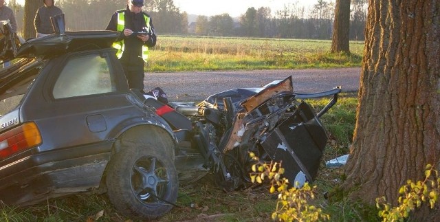 Roztrzaskane bmw. Kierowca nie żyje.