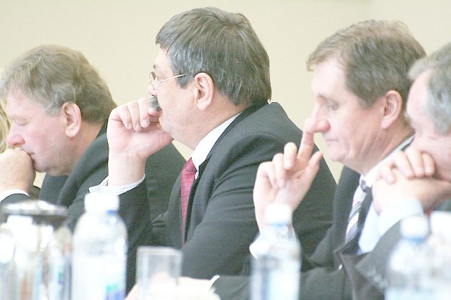 Opinie prawne przesądzą o tym czy radni zachowają swoje mandaty. Na zdjęciu od lewej: Tadeusz Raczyński, Krzysztof Grządziel i Zbigniew Lewandowski.