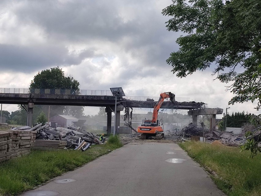 Trwa rozbiórka wiaduktu na DW 906 w Lublińcu. To ostatnie...