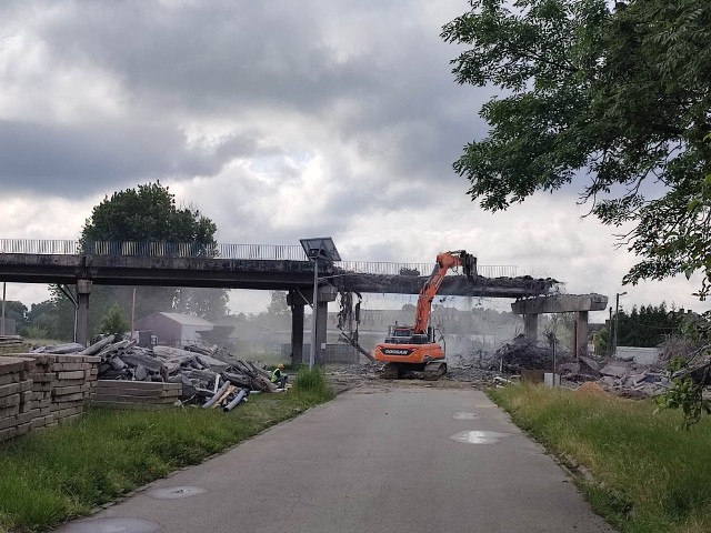 Trwa rozbiórka wiaduktu na DW 906 w Lublińcu. To ostatnie chwile tej przeprawy nad torami PKP