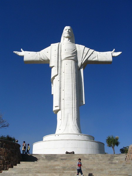 Czy Cristo de la Concordia jest większy? To zależy, od którego miejsca liczyć wysokość.