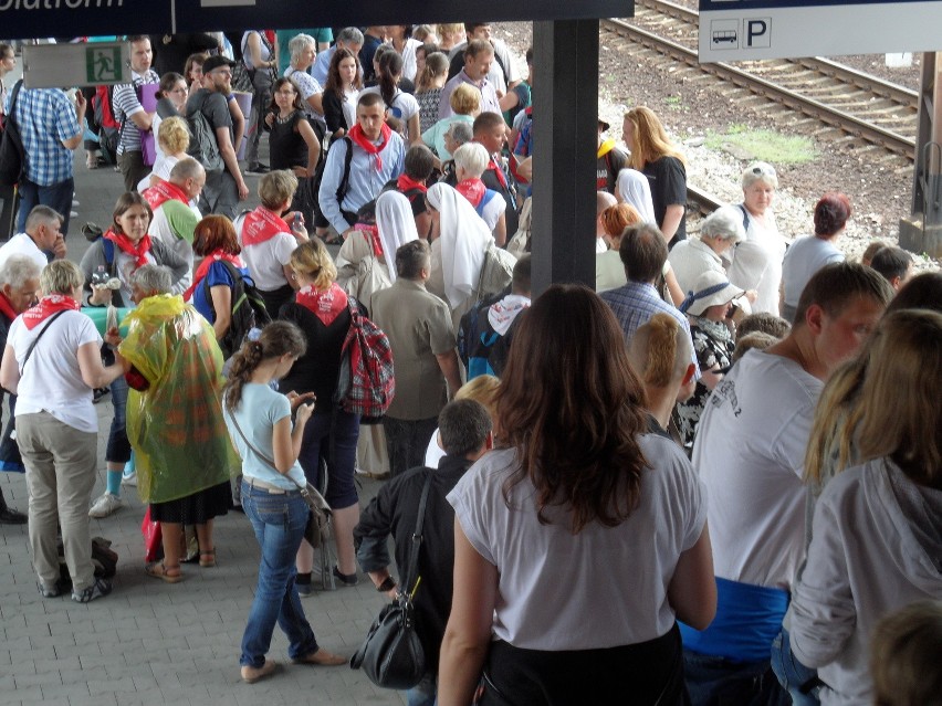 Tłumy pielgrzymów chcą wyjechać z Częstochowy. Na dworcu...